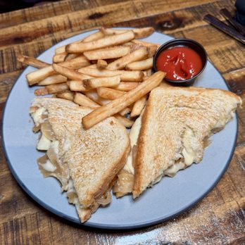 The Vinyl Room - "Grilled Cheese" (Vermont white cheddar, havarti, slow roasted onions, roasted garlic butter, sourdough) - Cocktail Bars Near Me - Beacon, New York