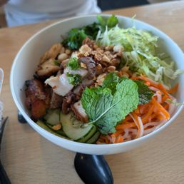 Beef Lemongrass Bun Bowl