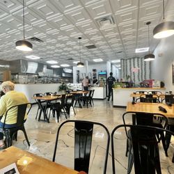500 Degrees Italian Eatery - Dining room tables