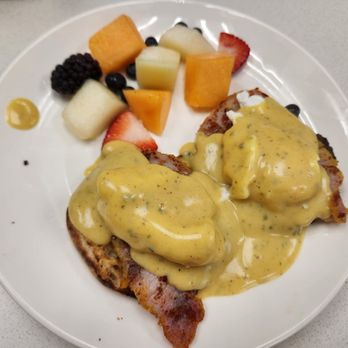 Egglinton Grill - Eggs Benedict with fruit - Breakfast & Brunch Near Me - Toronto, Ontario