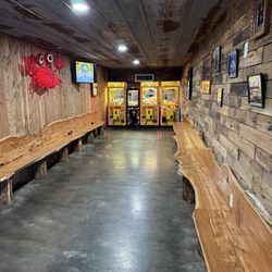 Kretzer's Grill & Bar - Waiting area