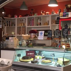 Ginger Lou's - The counter.