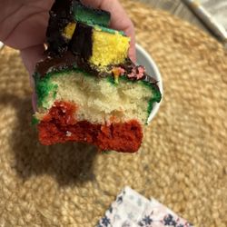 Mr. Cupcakes - Rainbow cookie cupcake