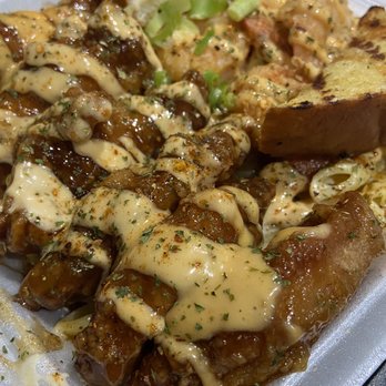 Dav's HotSpot - fully loaded alfredo (penne, fried shrimps, honey garlic breaded wings, garlic bread) - Italian Near Me - Mississauga, Ontario Dav's HotSpot - fully loaded alfredo (penne, fried shrimps, honey garlic breaded wings, garlic bread) - Italian Near Me - Mississauga, Ontario