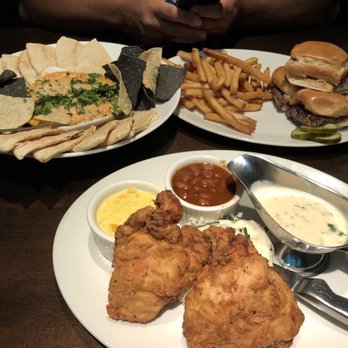 Yard House - Lobster, Crab & Artichoke Dip, Classic Sliders and Southern Fried Chicken Breast - New American Near Me - Honolulu, Hawaii