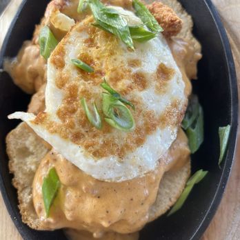 Batch New Southern Kitchen - Chicken, gravy and Crispy Chicken Biscuits & Gravy - New American Near Me - Delray Beach, Florida Batch New Southern Kitchen - Chicken, gravy and Crispy Chicken Biscuits & Gravy - New American Near Me - Delray Beach, Florida