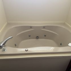 Chalet High Resort - Jacuzzi tub, big enough for two with fast running hot water.