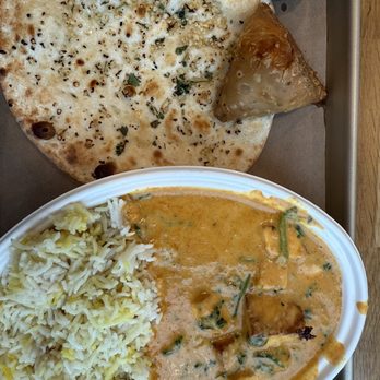 Tikka Shack Indian Grub - Spinach masala with paneer, samosa, and garlic naan - Indian Near Me - Hershey, Pennsylvania Tikka Shack Indian Grub - Spinach masala with paneer, samosa, and garlic naan - Indian Near Me - Hershey, Pennsylvania