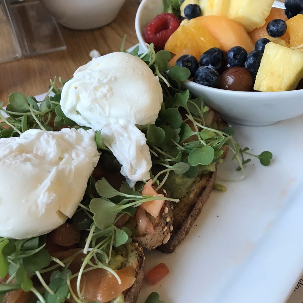 Pür & Simple - Avocado toast with poached eggs and fresh fruit - Breakfast & Brunch Near Me - Burlington, Ontario Pür & Simple - Avocado toast with poached eggs and fresh fruit - Breakfast & Brunch Near Me - Burlington, Ontario