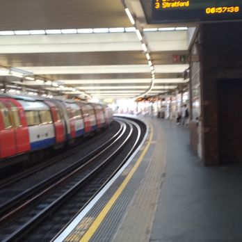 Finchley Road Station - Platform - Train Stations Near Me - London, XGL