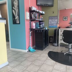 Pure Platinum Salon - Lively colors and fun decor