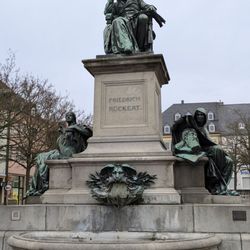 Marktplatz - Rückert Denkmal