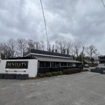 Bentley's on Bedford - Exterior on a cloudy day - American Near Me - Lynchburg, Virginia