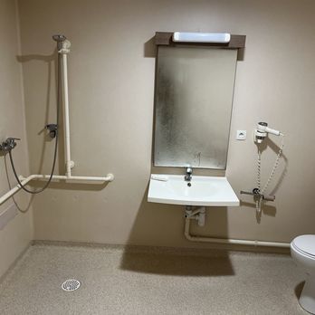 Appart'City le Mans Centre - A bathroom that gives nursing home vibes. - Hotels Near Me - Le Mans, 72 Appart'City le Mans Centre - A bathroom that gives nursing home vibes. - Hotels Near Me - Le Mans, 72