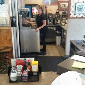 Hi-Lo Cafe - Thats Dani - she's great! - American Near Me - Weed, California