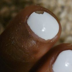 Fiona Nail Lounge - Chipped toes