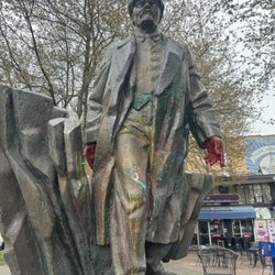 Vladimir Lenin - Lenin Statue
