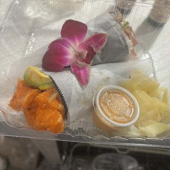 Super Bowl Sushi - Salmón Handroll - Sushi Bars Near Me - Burbank, California Super Bowl Sushi - Salmón Handroll - Sushi Bars Near Me - Burbank, California