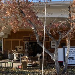 Cedar Depot Antique & Craft Mall - The front