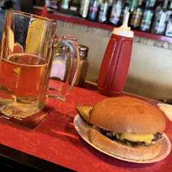 Fuzzy's Bar - Cheeseburger with fried onions