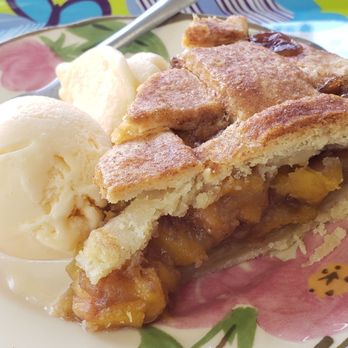 Fredericksburg Pie Company - Peach pie a la mode - Bakeries Near Me - Fredericksburg, Texas