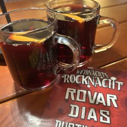 Stralsunder Weihnachtsmarkt im Rathaus - Glühwein von der Wasserstoff Bar im Rathauskeller Stralsund
