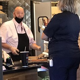 Manager who doesn't know how to wear a mask! Shame!