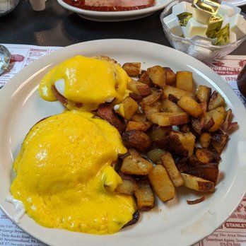 Country Cafe - Eggs Benadict - American Near Me - Lake Ariel, Pennsylvania