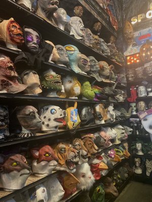 Hollywood Toys & Costumes by null