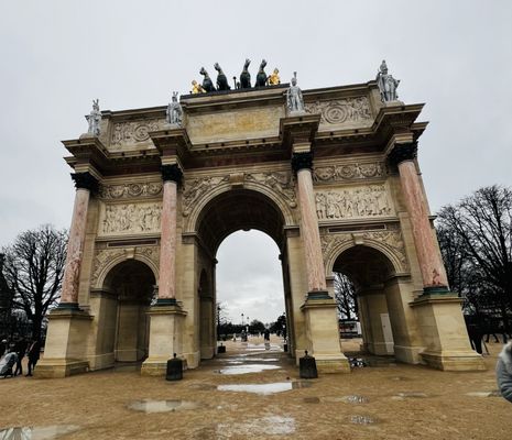 Carrousel du Louvre by null
