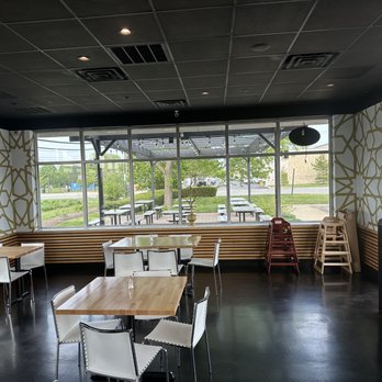 Verde Avocado - a dining area with tables and chairs - Mexican Near Me - Skokie, Illinois