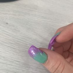 Linda Nails - Sloppy thick uneven rushed and totally mid shaped she did not even fully cover my nail with top coat !!