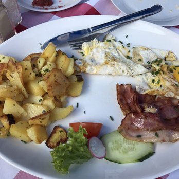 Cafe Blue - American breakfast with scrambled eggs - Cafes Near Me - Munich, BY