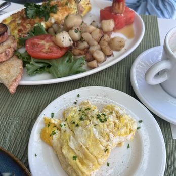 Bistro 1640 - Breakfast order, omelette, one scrambled egg on the side, pain perdu. - French Near Me - Quebec City, Quebec