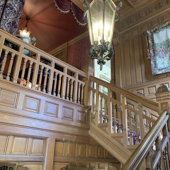 Alexander Mansion Historic Bed and Breakfast - Staircase, beautiful woodwork throughout - Hotels Near Me - Winona, Minnesota