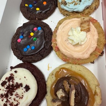 Crumbl - Glen Ellyn - Bakeries Near Me - Glen Ellyn, Illinois