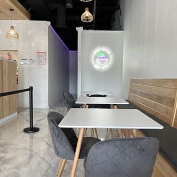 Berry Bar - a table and chairs in a restaurant - Acai Bowls Near Me - Johns Creek, Georgia