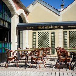 Hôtel Lamartine - Une terrasse vous permet de profiter d'un petit-déjeuner en extérieur lorsqu'il fait beau, ou de prendre un thé l'après-midi.