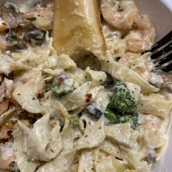 Sauci Pasta - Shrimp fettuccine with broccoli and mushrooms - Pasta Shops Near Me - Saint Charles, Missouri Sauci Pasta - Shrimp fettuccine with broccoli and mushrooms - Pasta Shops Near Me - Saint Charles, Missouri