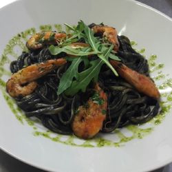L'Escala - Linguines à l'encre de seiche, crevettes persillées