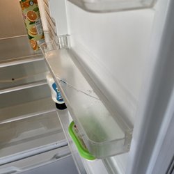 LisbonBreaks - Broken shelves in the refrigerator