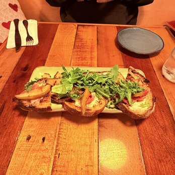 Marinade On Main - Pear bruschetta - American Near Me - Ramona, California