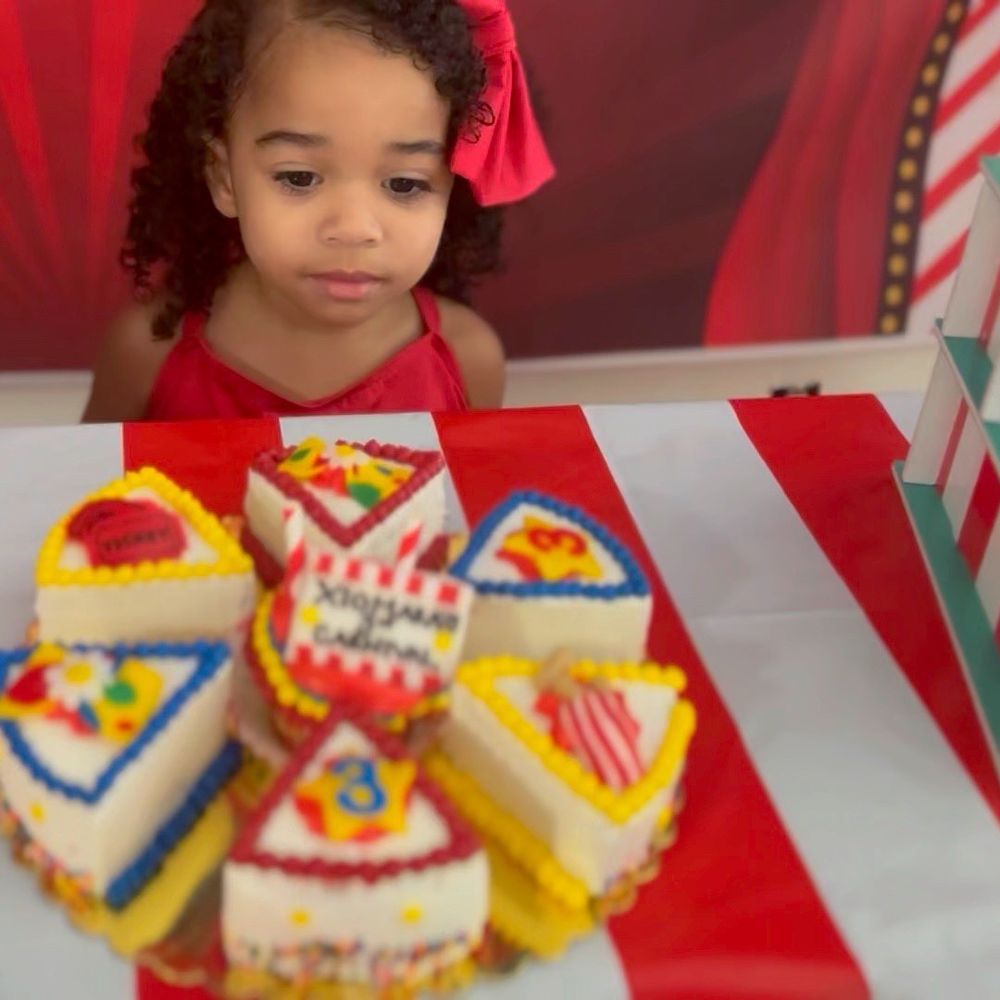 Little Ms. Hula’s Bakery - Carnival cake - strawberry filling & strawberry flavored frosting yummmmm - Desserts Near Me Little Ms. Hula’s Bakery - Carnival cake - strawberry filling & strawberry flavored frosting yummmmm - Desserts Near Me