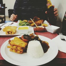 El Señorío - Pollada + Yuca frita con salsa huancaina + Lomo Saltado. Y su respectiva cerveza cusqueña