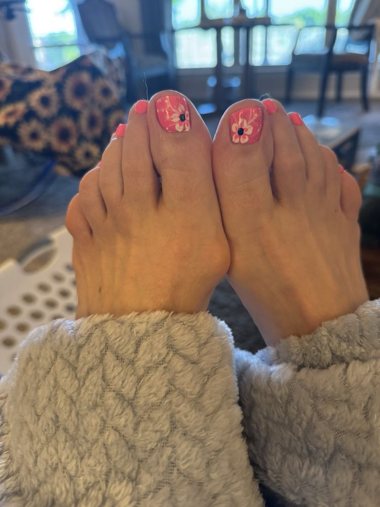 World Nails & Spa Logo