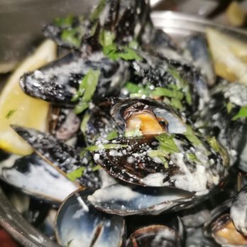 Solymar - a bowl of steamed mussels with lemon wedges - Peruvian Near Me - Montreal, Quebec Solymar - a bowl of steamed mussels with lemon wedges - Peruvian Near Me - Montreal, Quebec