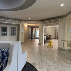 Holiday Inn Express & Suites Carmel North - Westfield - Dark lobby