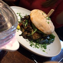 Krögers kleine Schwester - Vegan Mediterranean Burger