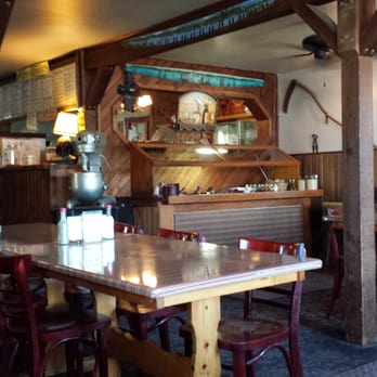 Buffalo Chip's Pizza - Inside Buffalo Chips Pizza it's quiet and has a country feel that is very relaxing. It gets very busy though during lunch hour - Pizza Near Me - Westwood, California