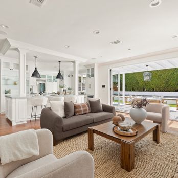 Stunningly Staged Homes - Family Room - Home Staging in Los Angeles. - Home Staging Near Me - Valencia, California Stunningly Staged Homes - Family Room - Home Staging in Los Angeles. - Home Staging Near Me - Valencia, California